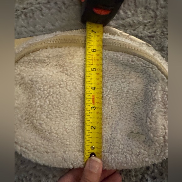 LOLE Sherpa Belt Bag - Picture 3 of 10